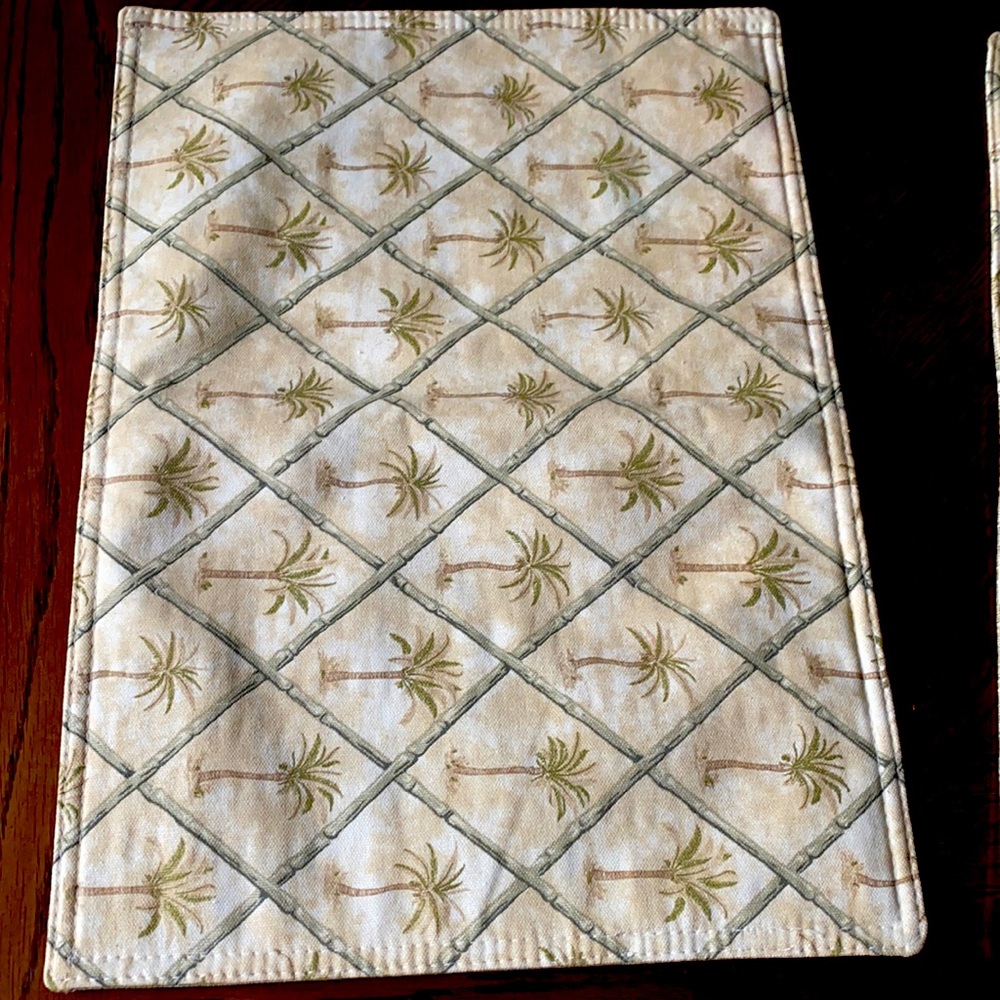4 palm trees placemats & basket.